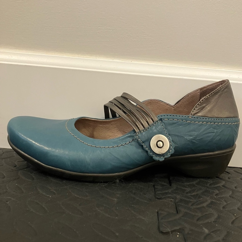 Dromedaris Women's Blue Leather Mary Jane Shoes.  Adjustable Velcro strap. EUC!